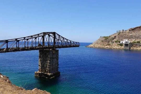 Η σκάλα φόρτωσης στο Μέγα Λιβάδι, η οποία δεν έχει κηρυχτεί διατηρητέο μνημείο. Η βίλα απέναντι έχει κηρυχτεί «έργο τέχνης»